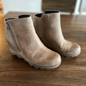 *Like New* SOREL Booties- Size 7.